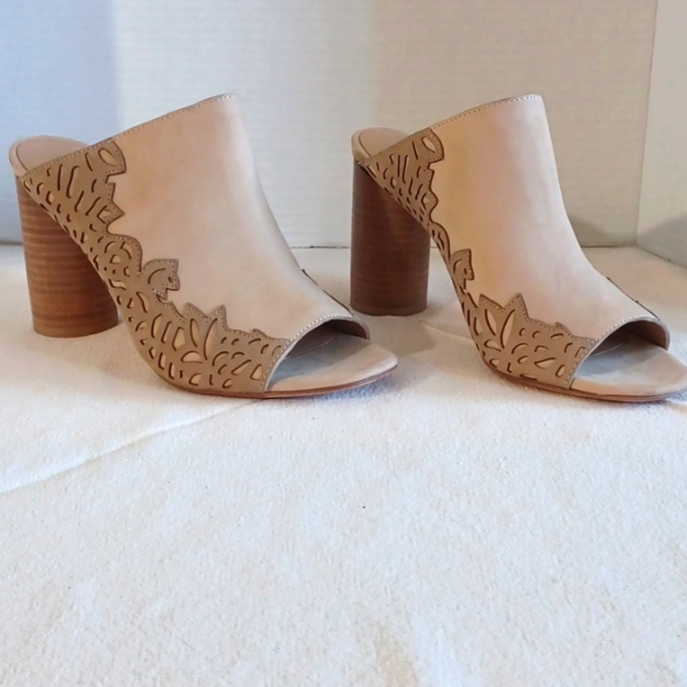 Pour la Victoire, 4in open toed cream and beige lattice slide heels. Sz 7